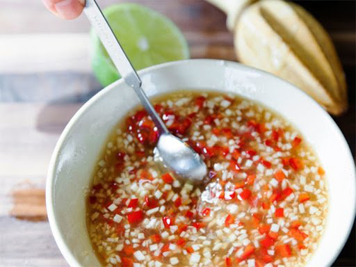 Làm nước chấm bún thịt nướng Làm nước chấm bún thịt nướng