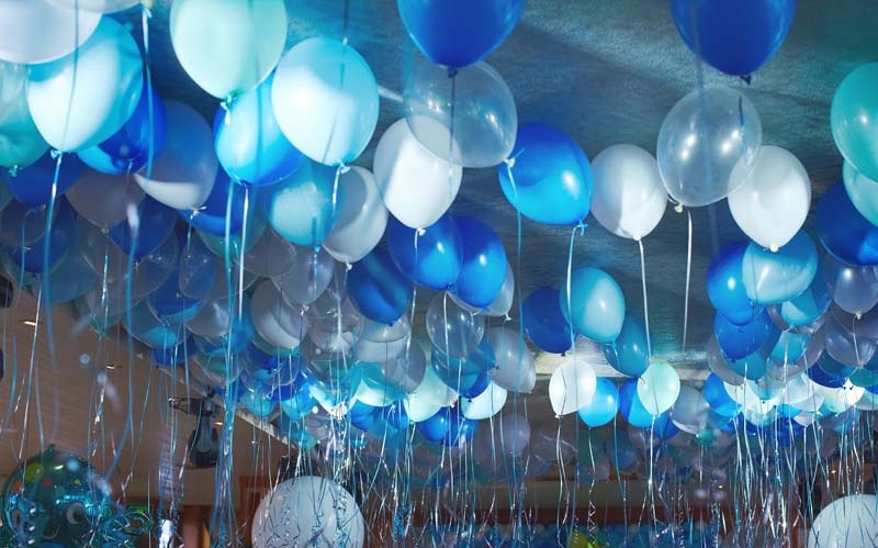 Trang trí Year End Party với bóng bay và hashtag cầm tay Trang trí Year End Party với bóng bay và hashtag cầm tay