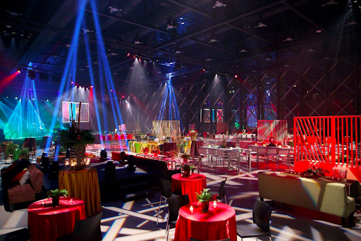 Trang trí Year End Party với đèn LED chiếu sáng nhiều màu sắc Trang trí Year End Party với đèn LED chiếu sáng nhiều màu sắc