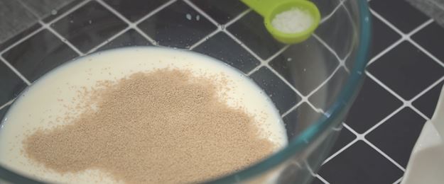 Cách làm bánh donut nhân kem trứng