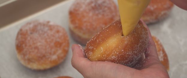 Cách làm bánh donut nhân kem trứng