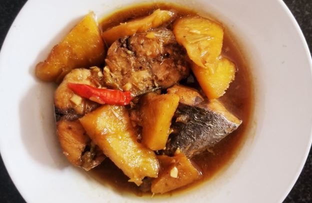 Cá ngừ kho thơm ăn với bún