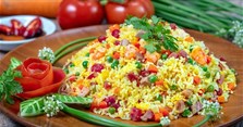 Cách làm cơm chiên Dương Châu ngon giòn, có màu vàng đơn giản tại nhà