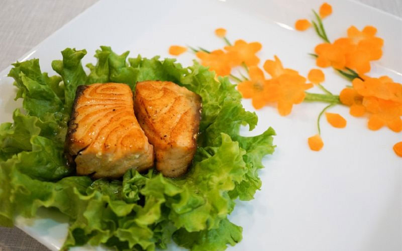 Cá hồi áp chảo sốt chanh dây Cá hồi áp chảo sốt chanh dây