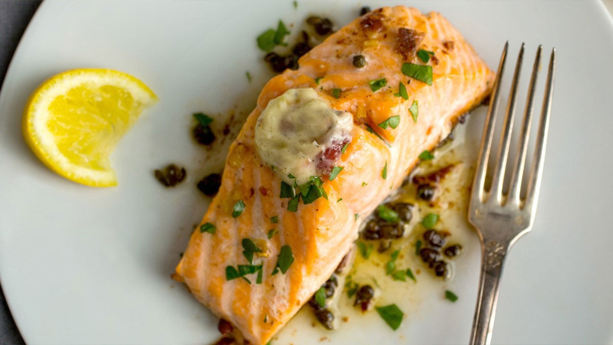 Cá hồi áp chảo sốt bơ tỏi Cá hồi áp chảo sốt bơ tỏi