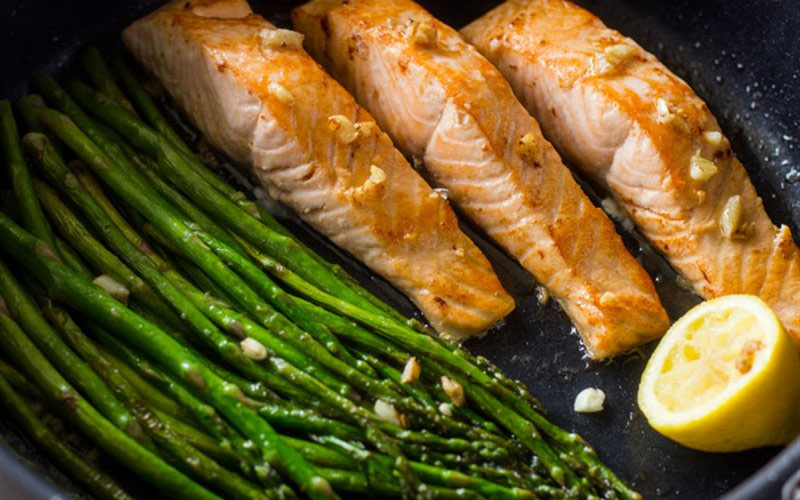 Cá hồi áp chảo măng tây Cá hồi áp chảo măng tây