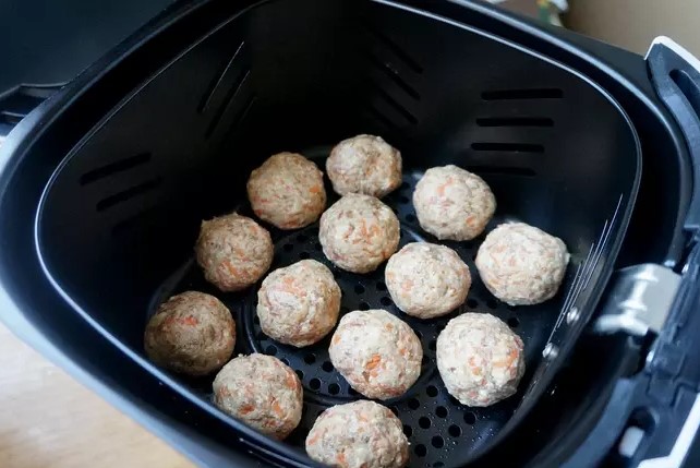 Nướng thịt viên bằng nồi chiên không dầu