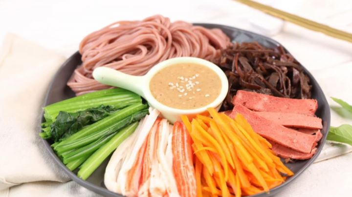 Cách nấu bún gạo lứt giảm cân thanh cua trộn rau củ