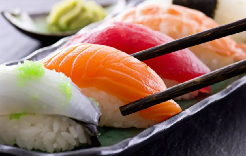 Cách làm sushi cá hồi chín Cách làm sushi cá hồi chín