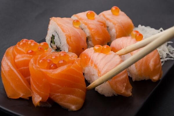 Cách làm sushi cá hồi sống Cách làm sushi cá hồi sống