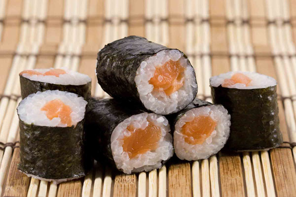 Cách làm sushi cá hồi cuộn rong biển Cách làm sushi cá hồi cuộn rong biển