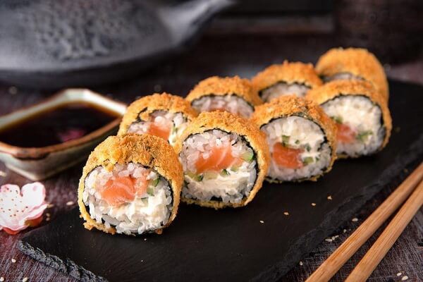 Cách làm sushi cá hồi chiên Cách làm sushi cá hồi chiên