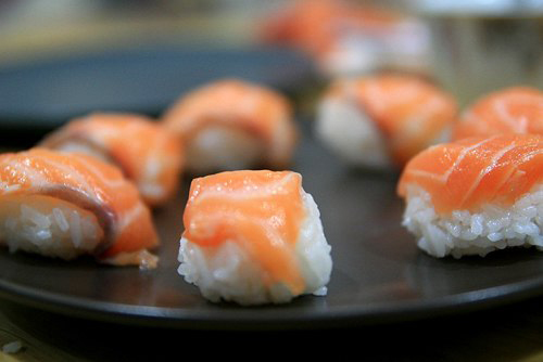 Hướng dẫn cách làm sushi cá hồi ngon tuyệt Hướng dẫn cách làm sushi cá hồi ngon tuyệt