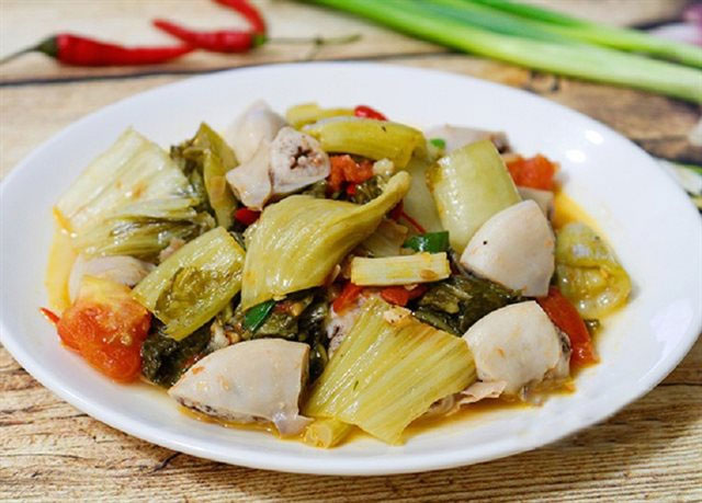 Dồi trường xào cải chua Dồi trường xào cải chua