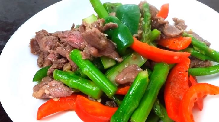 Cách làm măng tây xào thịt bò ớt chuông