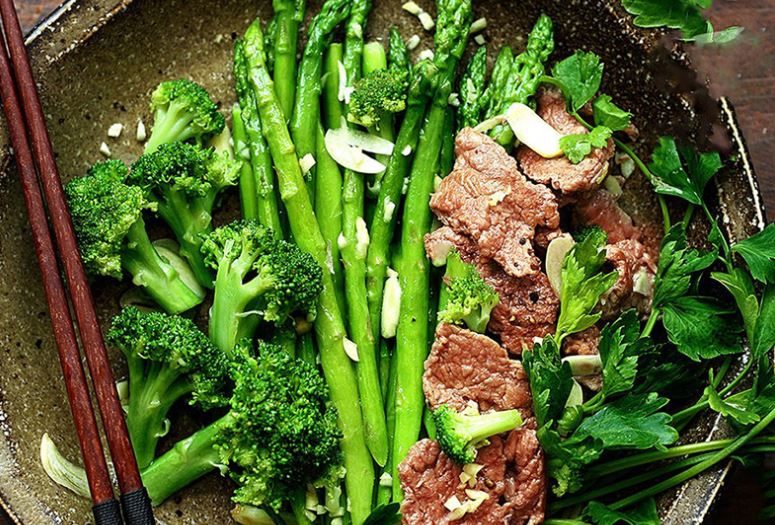 Cách làm măng tây xào thịt bò bông cải xanh