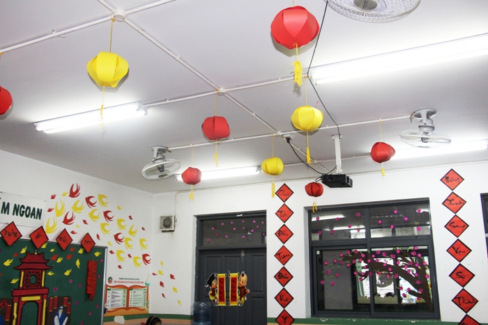 Cách trang trí lớp học ngày Tết Nguyên Đán đón Xuân đẹp nhất Trang trí Tết lớp học ngày bằng giấy dán