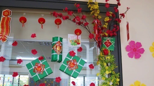 Trang trí cửa sổ lớp học ngày Tết Trang trí cửa sổ lớp học ngày Tết