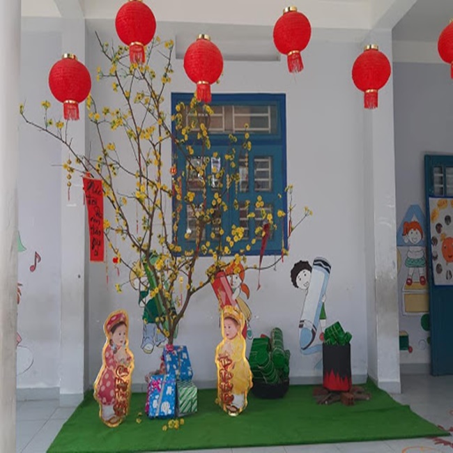 Cách trang trí lớp ngày Tết Trang trí Tết lớp học bằng cành mai vàng
