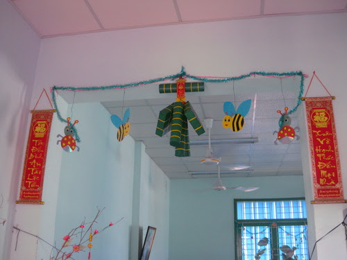 Trang trí lớp đón Tết Cách trang trí lớp học ngày Tết với câu đối và bánh chưng