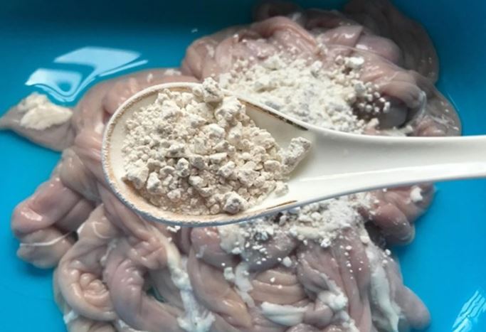 Cách sơ chế lòng non bằng bột mì