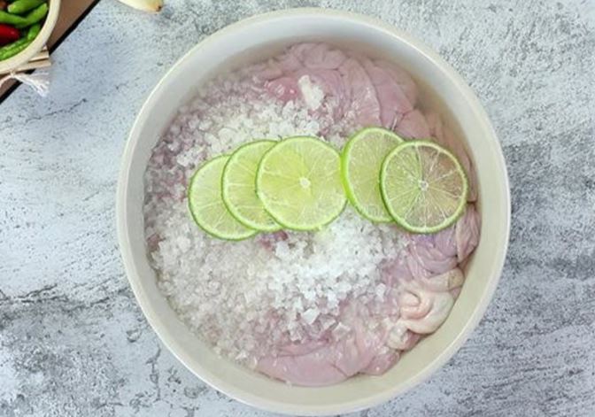 Cách sơ chế lòng non bằng chanh và muối