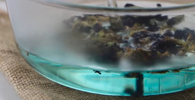 Cách làm mứt hoa đậu biếc với dừa