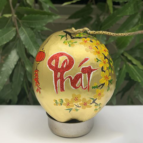 Vẽ thư pháp trên dừa chữ Phát Vẽ thư pháp trên dừa chữ Phát