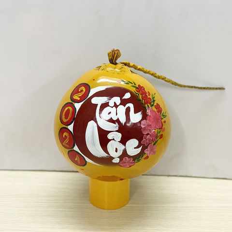 Vẽ thư pháp trên quả dừa tấn lộc Vẽ thư pháp trên quả dừa tấn lộc