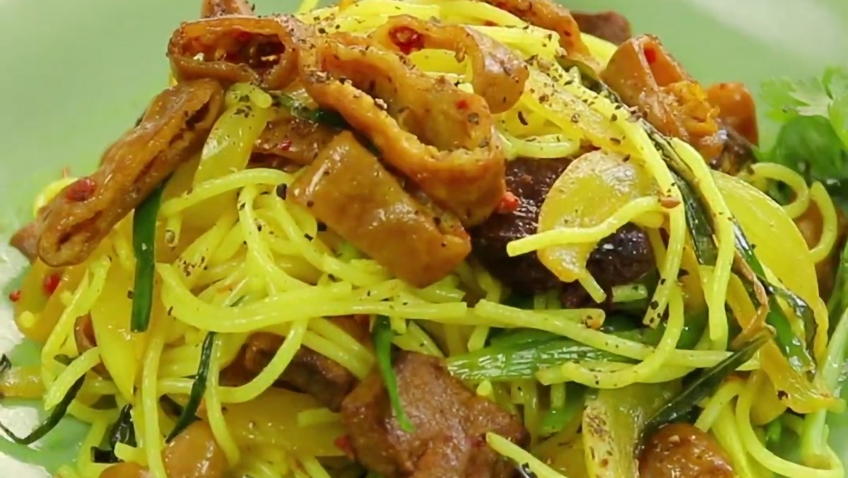 Cách làm bún xào nghệ và lòng heo