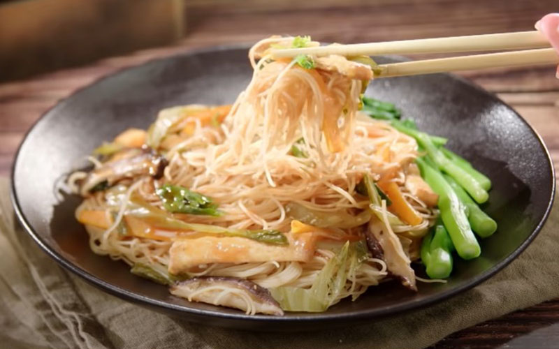 Cách làm bún xào cải chua