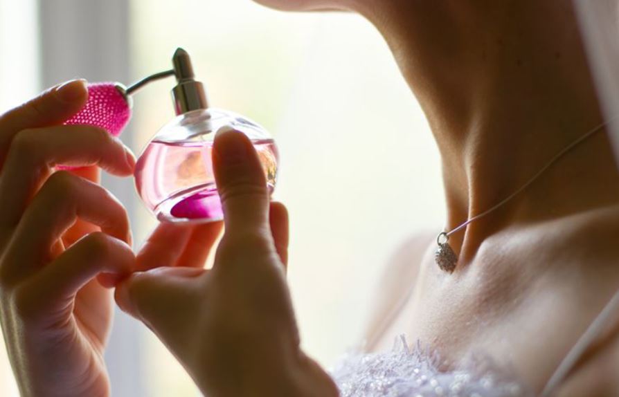 Cách xịt nước hoa đúng cách giúp lưu hương thơm lâu cho nam nữ