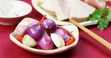 2 cách muối hành tím ngon, chua ngọt, ăn chống ngán ngày Tết