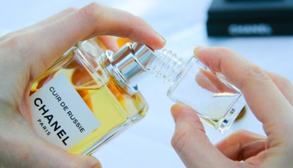 Cách chiết nước hoa bằng cách xịt trực tiếp Cách chiết nước hoa bằng cách xịt trực tiếp