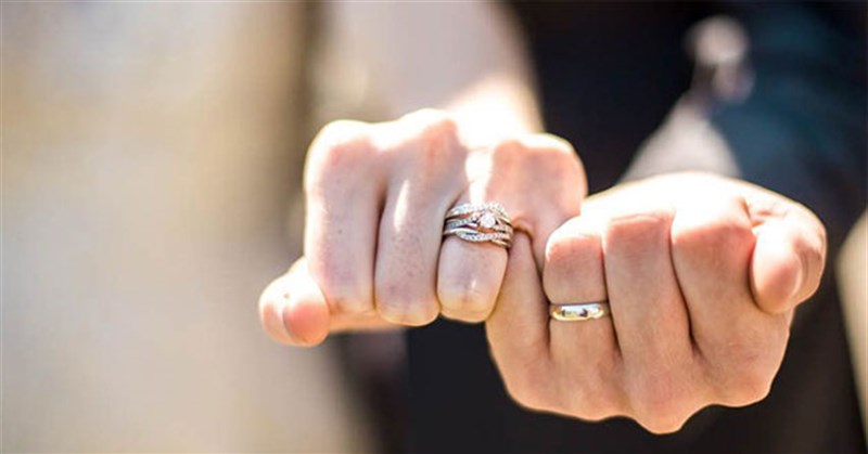 Đeo nhẫn cưới tay nào? Nam, nữ đeo nhẫn cưới tay trái hay phải mới đúng?