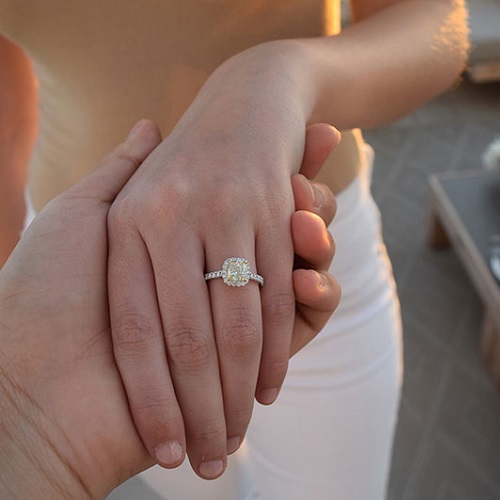 Nhẫn cầu hôn đơn giản