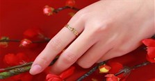Nhẫn kim tiền đeo ngón nào hợp để thu hút tài lộc, giữ tiền?