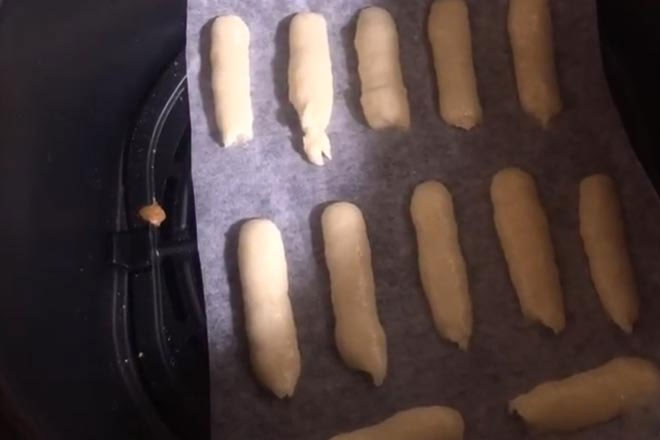 Nướng bánh lưỡi mèo Nướng bánh lưỡi mèo