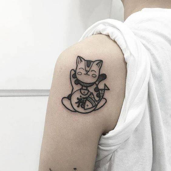 Hình xăm mèo Thần Tài đen trắng mini ở bắp tay