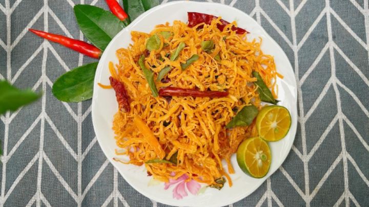 Cách làm khô gà xé cay bằng chảo