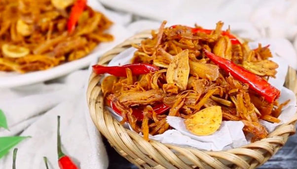 Cách làm khô gà lá chanh bơ tỏi