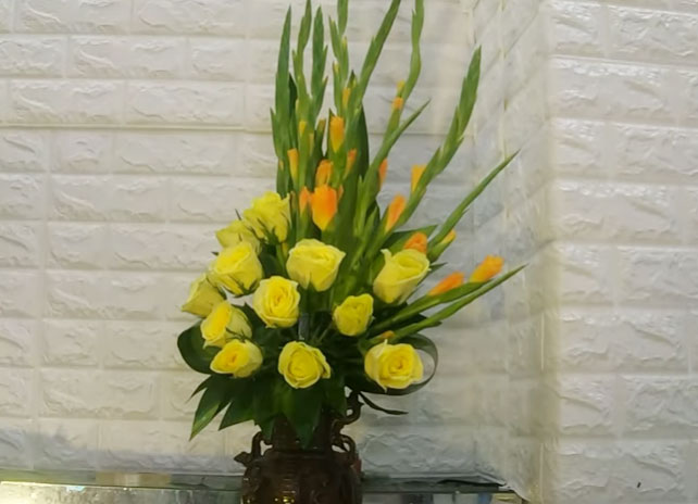 Cách cắm hoa lay ơn và hoa hồng Cách cắm hoa lay ơn và hoa hồng