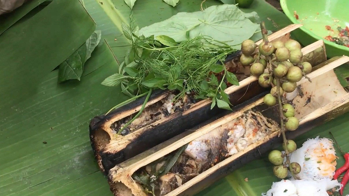 Cá lóc nướng ống tre Cá lóc nướng ống tre