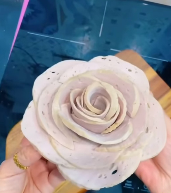 Cách cắt giò chả đẹp bằng hình bông hoa