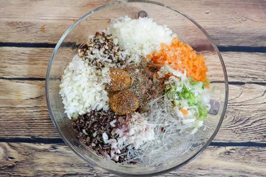 Sơ chế các nguyên liệu làm chả giò hình tam giác