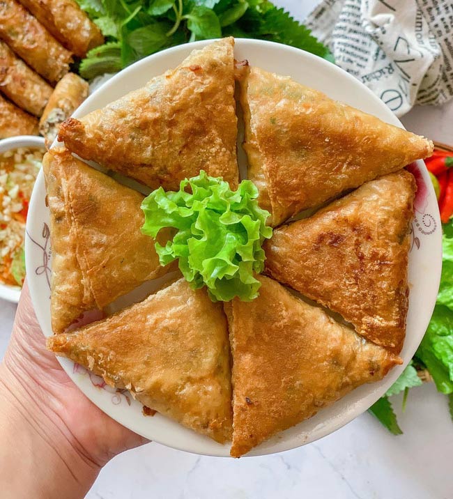 Thành phẩm món chả giò hình tam giác