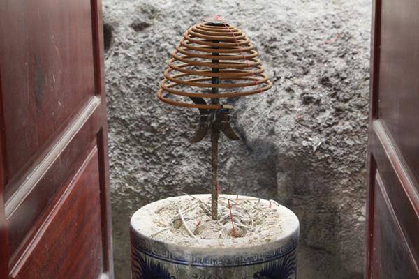 Một số lưu ý trong cách cắm hương vòng trên bàn thờ ngày Tết Một số lưu ý trong cách cắm hương vòng trên bàn thờ ngày Tết