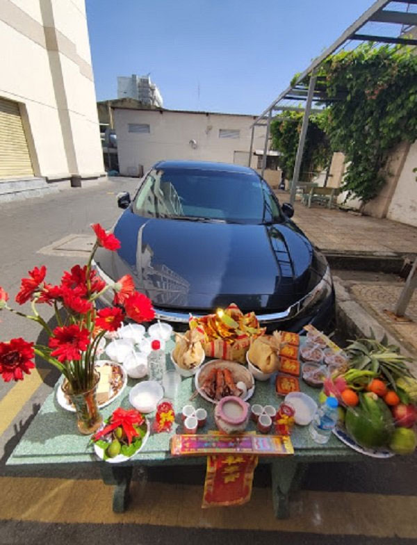 Cúng xe đầu năm