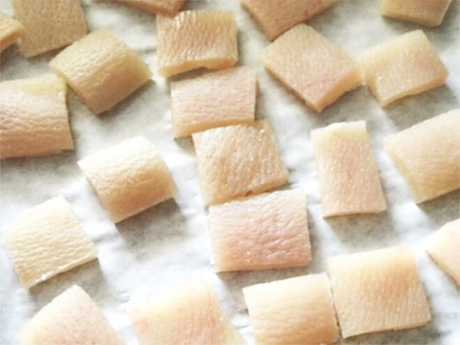 Cắt da heo thành các miếng nhỏ Cắt da heo thành các miếng nhỏ