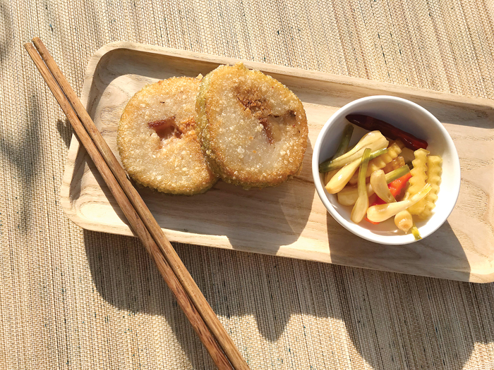 Bánh tét ăn kèm với củ kiệu